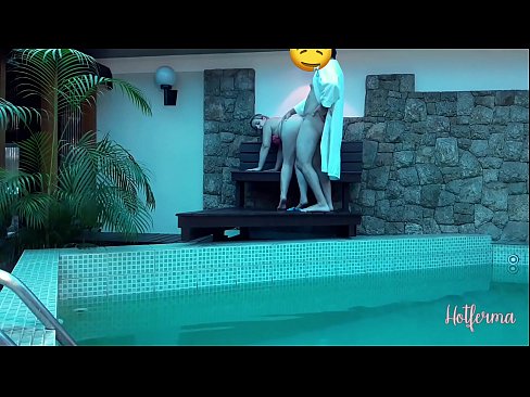 ❤️ Baas nooi bediende swembad toe, maar kon nie 'n warm weerstaan nie ❤️ Harde pornografie by ons ❤