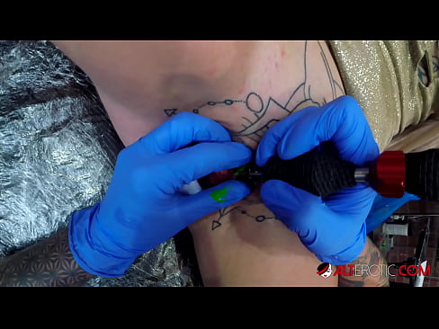 ❤️ Uiters getatoeëerde hottie Sully Savage het 'n tatoeëermerk op haar klitoris gekry ❤️ Harde pornografie by ons ❤