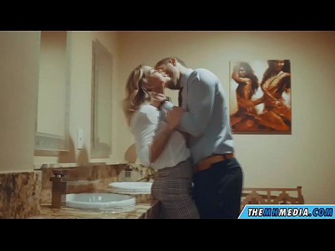 ❤️ Wanneer 'n rondborstige blondine jou in 'n openbare toilet verlei ❤️ Harde pornografie by ons ❤